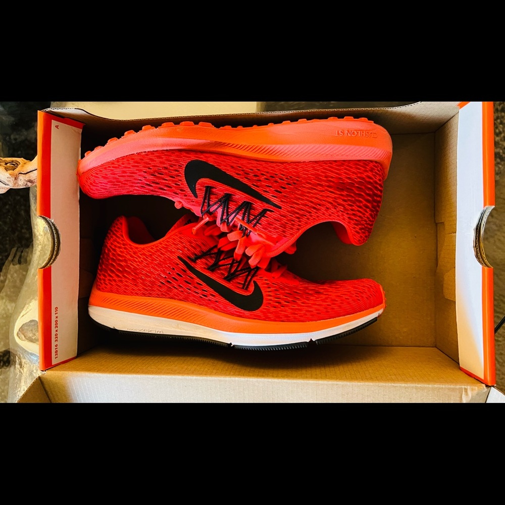 LIKE NEW!!!! The Nike Zoom Winflo women’s Running Shoe, size 7.5